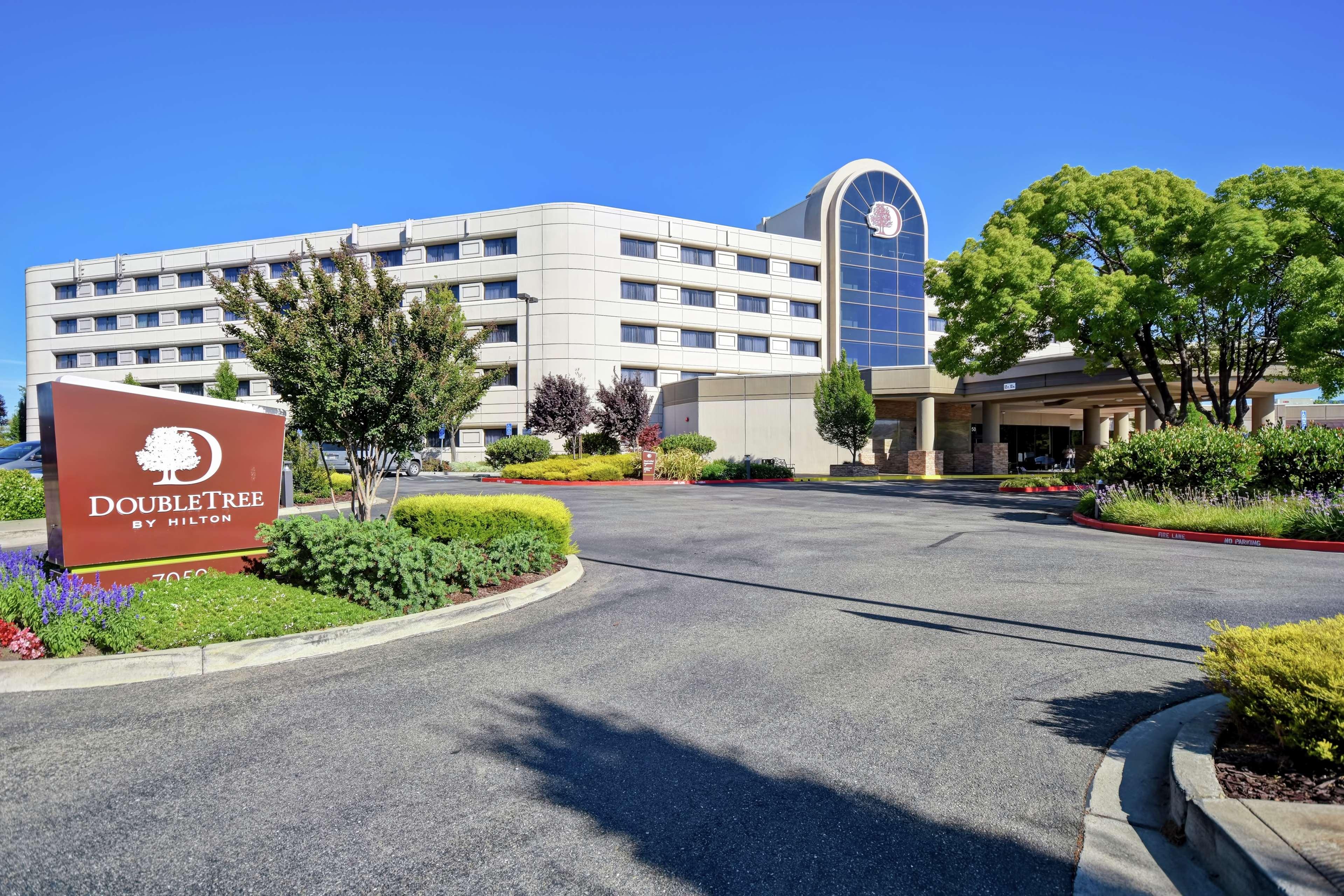 Doubletree By Hilton Pleasanton At The Club Hotel Exterior foto